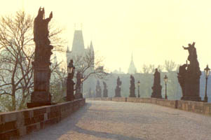 Charles Bridge at dusk.jpg (11878 bytes)