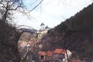 karlstejn in valley.jpg (14961 bytes)